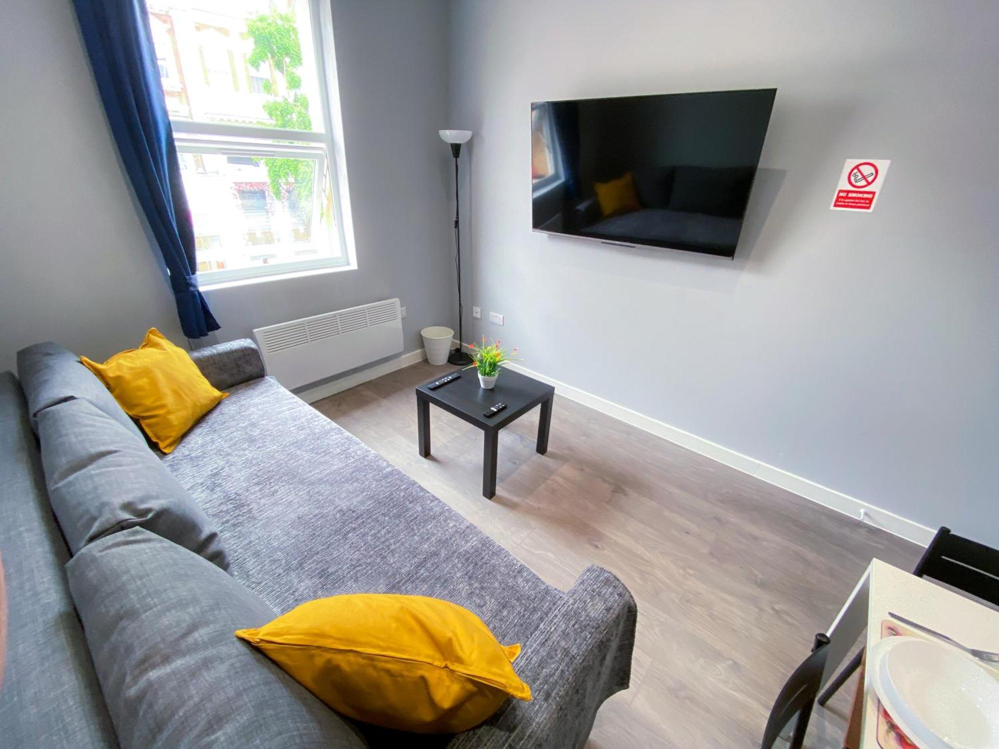 Modern 1 Bedroom Flat In Wood Green 런던 외부 사진