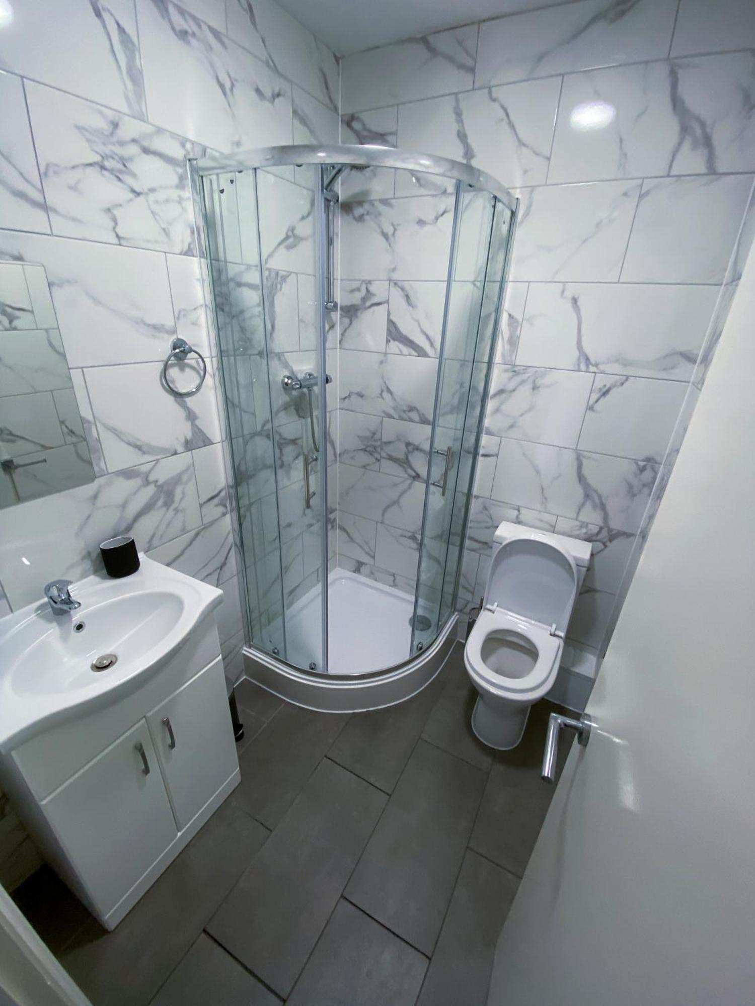 Modern 1 Bedroom Flat In Wood Green 런던 외부 사진