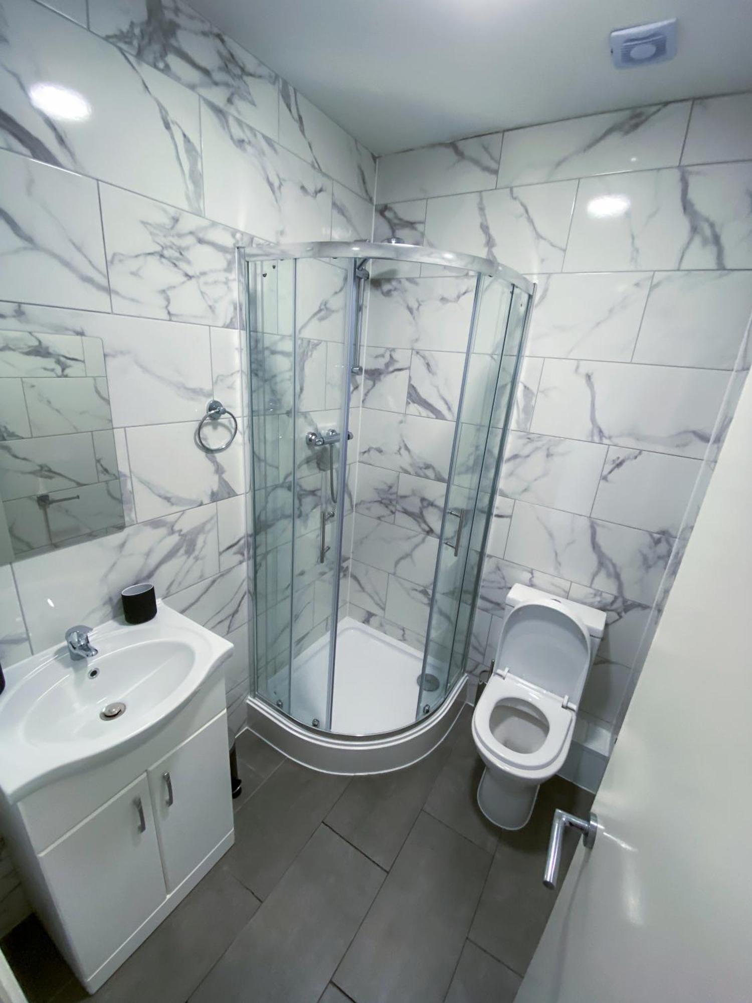 Modern 1 Bedroom Flat In Wood Green 런던 외부 사진