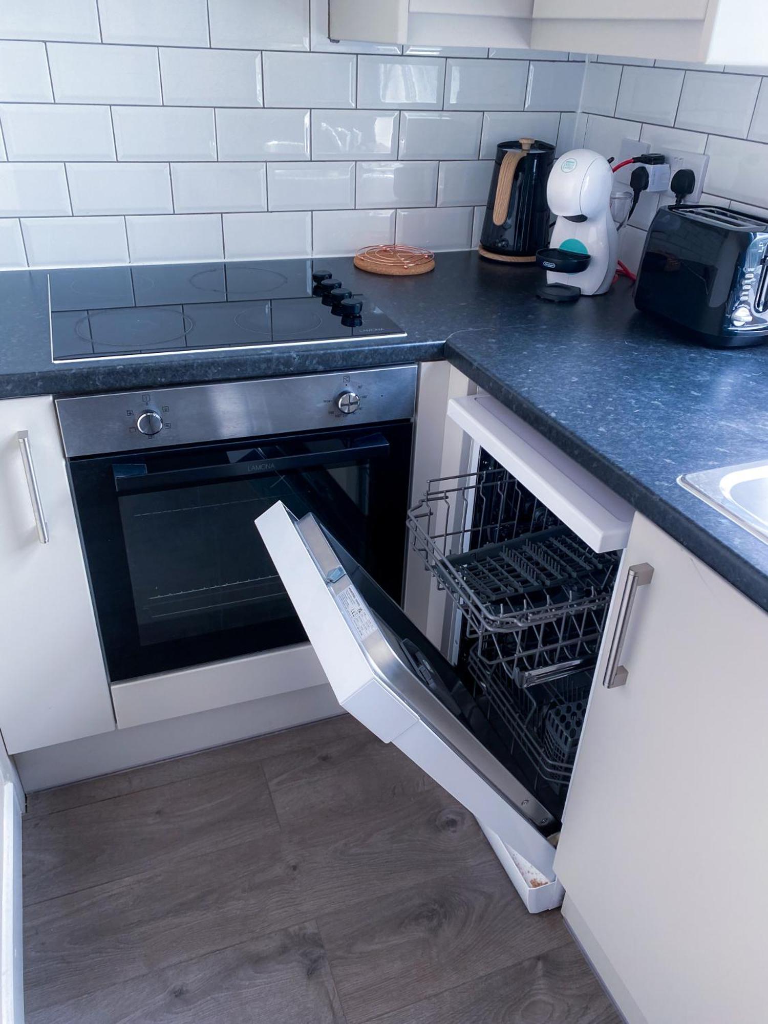 Modern 1 Bedroom Flat In Wood Green 런던 외부 사진