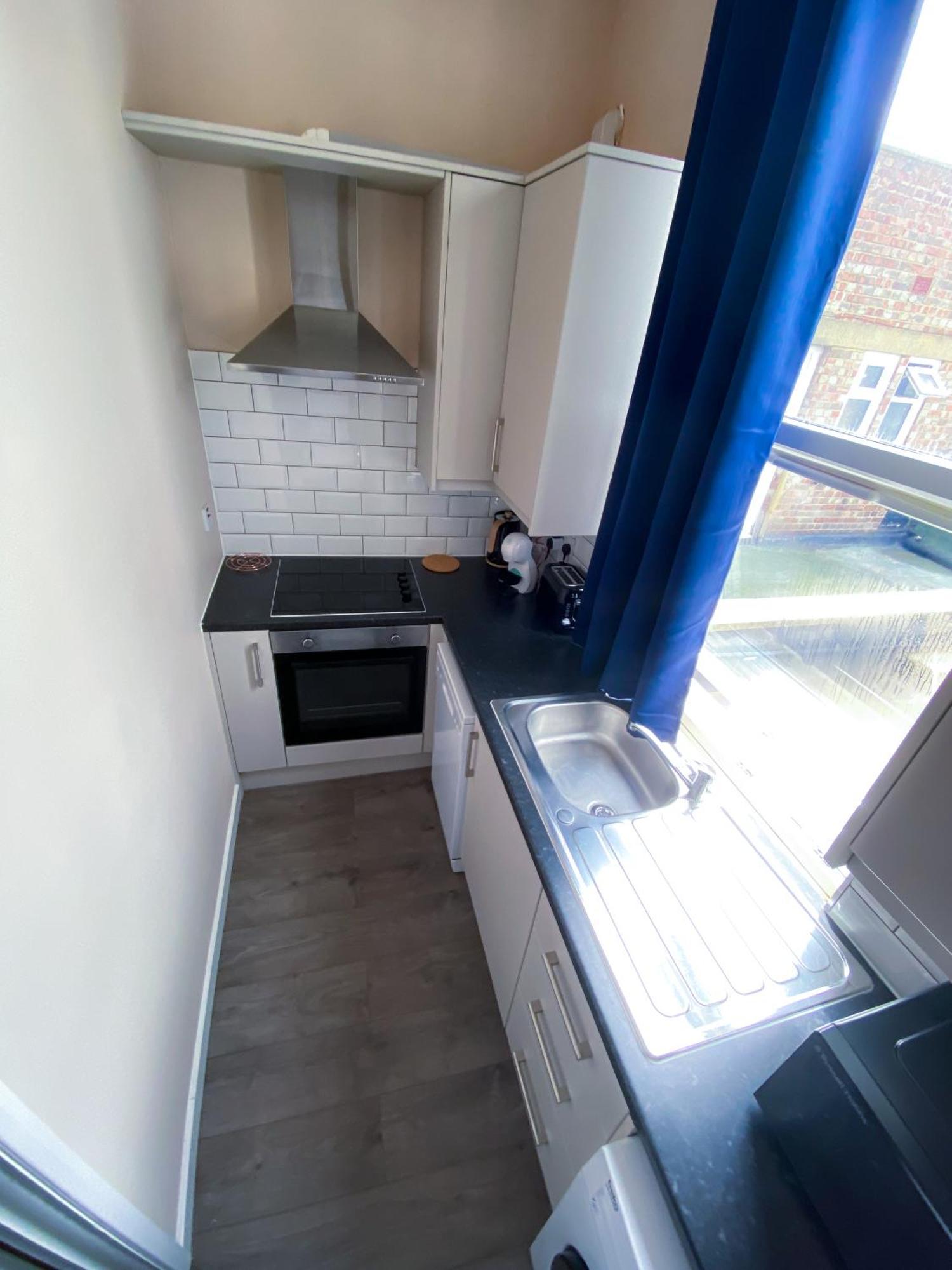 Modern 1 Bedroom Flat In Wood Green 런던 외부 사진